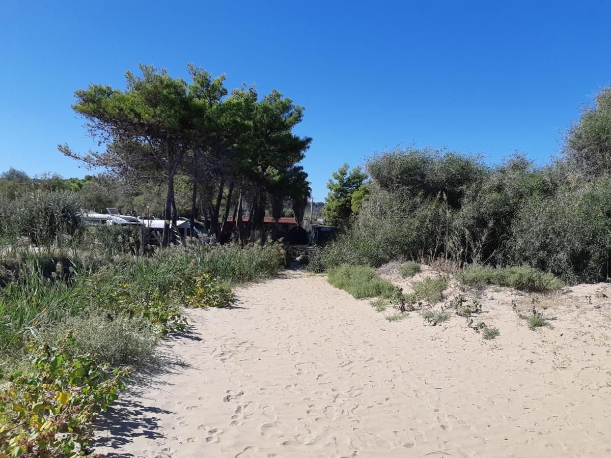 Отель La Dimora In Riva Al Mare Вьесте Экстерьер фото