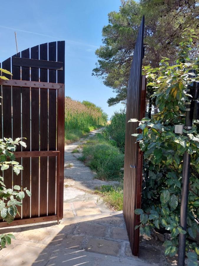 Отель La Dimora In Riva Al Mare Вьесте Экстерьер фото